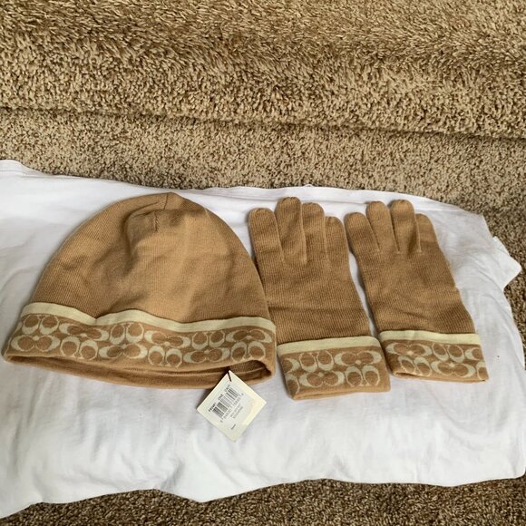 COACH Women\'s FB0461 2Pc. Camel 100% Merino Wool Sig Hat and Glove Set . main image 9